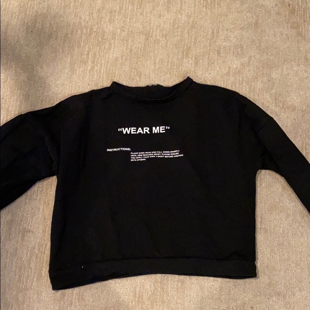 BLACK BOOHOO CREWNECK.